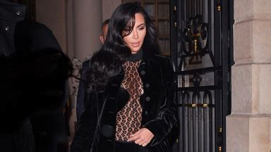 Kim Kardashian arrasa em um look transparente que deixou。